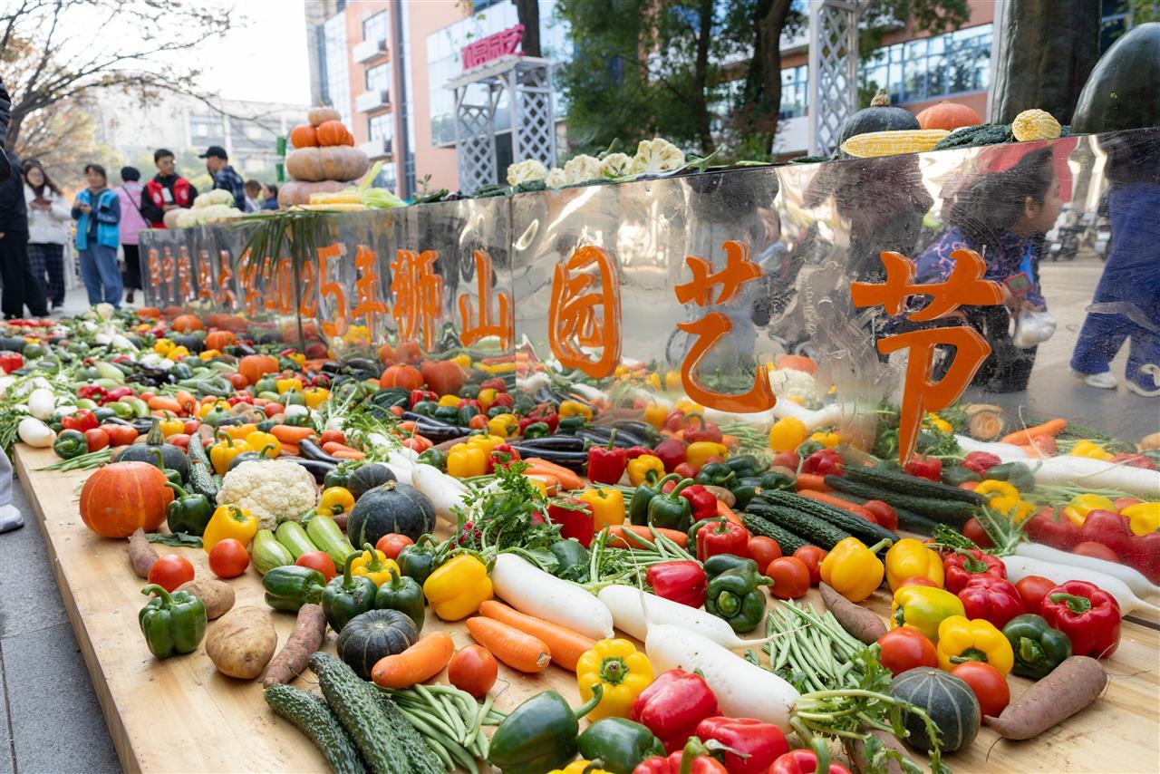 4 蔬菜展台（学通社记者 赖德义 摄）.JPG